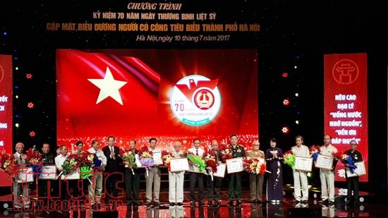 Hà Nội vinh danh 300 thương binh, bệnh binh và thân nhân gia đình chính sách tiêu biểu ảnh 1